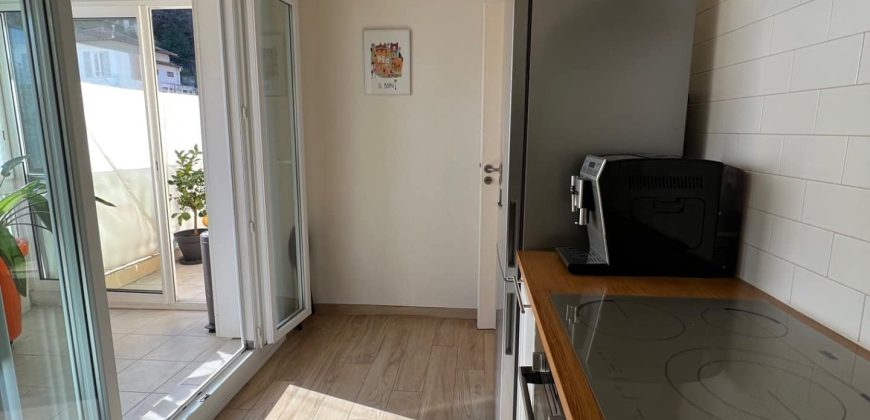 DERNIER ETAGE NICE, bas bd Madeleine Magnan , grand studio/F1, ascenseur, terrasse, vue dégagée, cave.