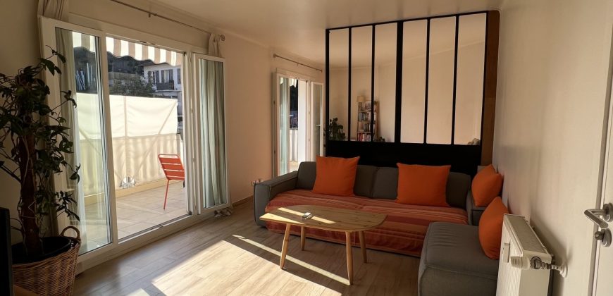 DERNIER ETAGE NICE, bas bd Madeleine Magnan , grand studio/F1, ascenseur, terrasse, vue dégagée, cave.