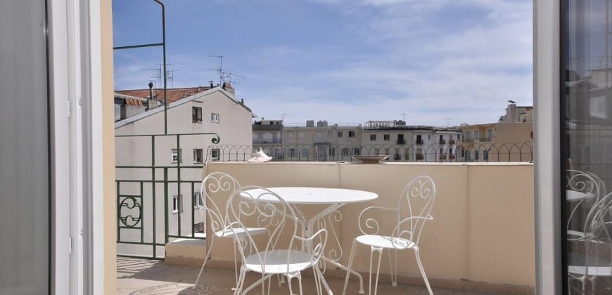 Nice Carré d’Or –  DERNIER ETAGE Sud  –  beau 3P + terrasse de 18m2 – ascenseur