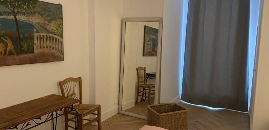 Nice Carré d’Or –  DERNIER ETAGE Sud  –  beau 3P + terrasse de 18m2 – ascenseur