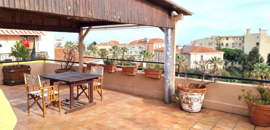 MENTON Jardins Biovès – Centre – 3 Pièces Dernier étage 66 m2 avec magnifique Terrasse de 70 m2 – Garage et Cave.