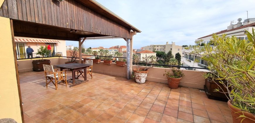 MENTON Jardins Biovès – Centre – 3 Pièces Dernier étage 66 m2 avec magnifique Terrasse de 70 m2 – Garage et Cave.