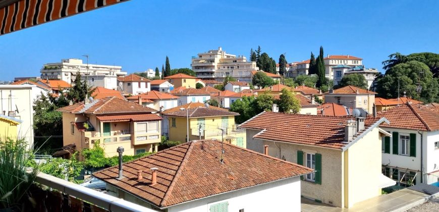 Nice Nord – Villa ARSON – Bel apparement 2 pièces de 55 m2 en étage avec terrasse, calme, Expo Sud, Belle vue dégagée.