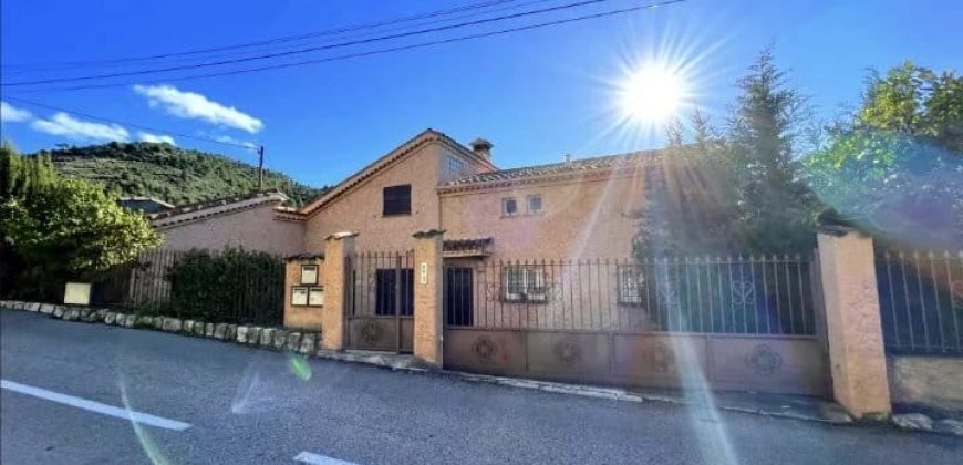 Aspremont – Villa provençale ( Divisée en appartements) , vue mer et village, fort potentiel, terrain plein sud.