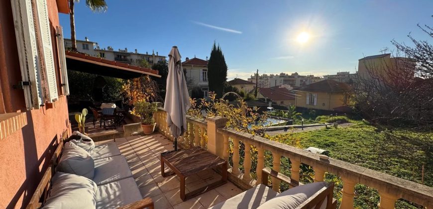 Nice Nord – Belle Maison superficie 95 m2 (Extension possible)  sur un beau terrain plat de 1000 m2 – piscine – Parking et Garage.