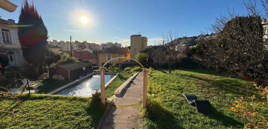 Nice Nord – Belle Maison superficie 95 m2 (Extension possible)  sur un beau terrain plat de 1000 m2 – piscine – Parking et Garage.
