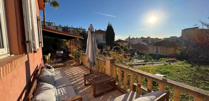 Nice Nord – Belle Maison superficie 95 m2 (Extension possible)  sur un beau terrain plat de 1000 m2 – piscine – Parking et Garage.