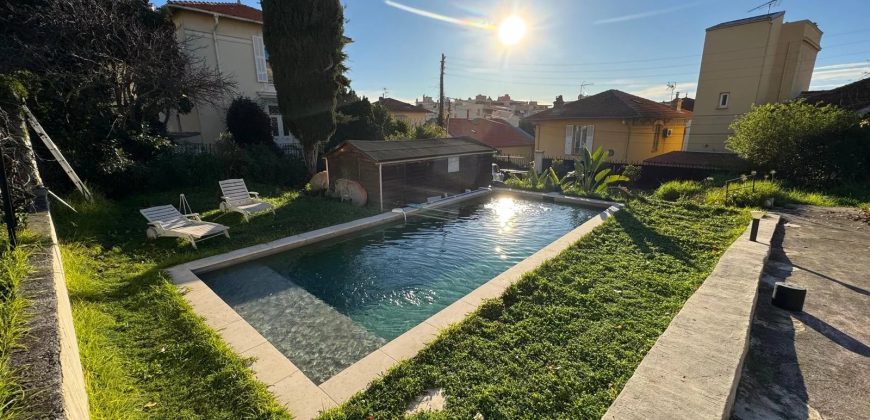 Nice Nord – Belle Maison superficie 95 m2 (Extension possible)  sur un beau terrain plat de 1000 m2 – piscine – Parking et Garage.