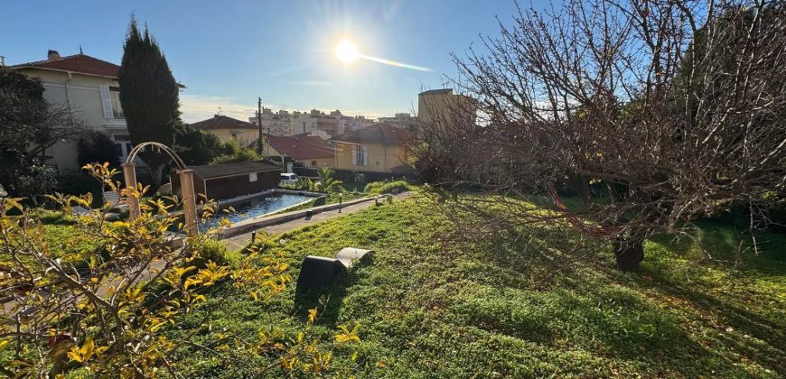 Nice Nord – Belle Maison superficie 95 m2 (Extension possible)  sur un beau terrain plat de 1000 m2 – piscine – Parking et Garage.