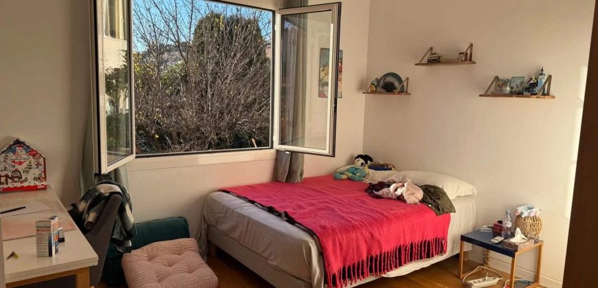 Nice Nord – Belle Maison superficie 95 m2 (Extension possible)  sur un beau terrain plat de 1000 m2 – piscine – Parking et Garage.