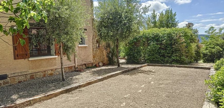 Villa Villecroze, proche village, plein sud, piscine, superbe terrain