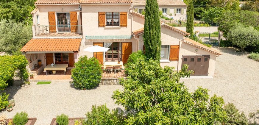 Villa Villecroze, proche village, plein sud, piscine, superbe terrain
