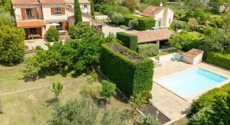 Villa Villecroze, proche village, plein sud, piscine, superbe terrain