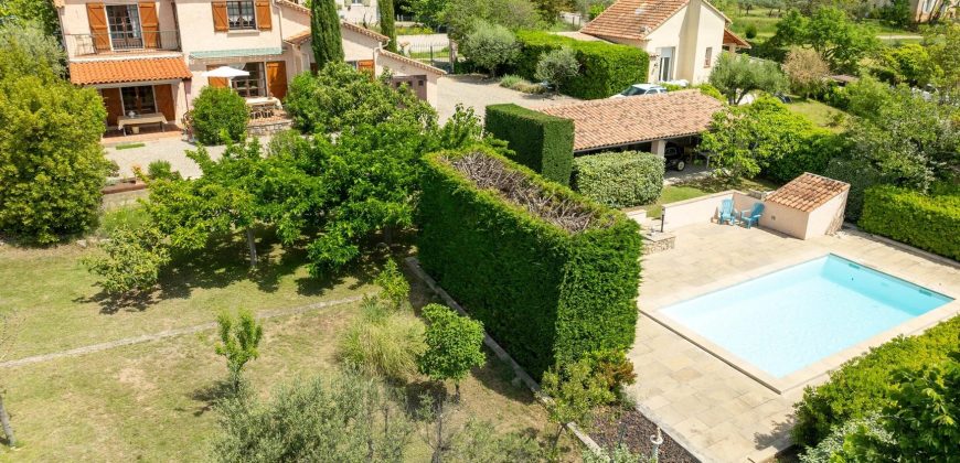 Villa Villecroze, proche village, plein sud, piscine, superbe terrain