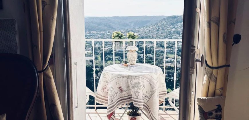 Village St Paul de Vence – 2p avec vue féérique + Grenier aménageable