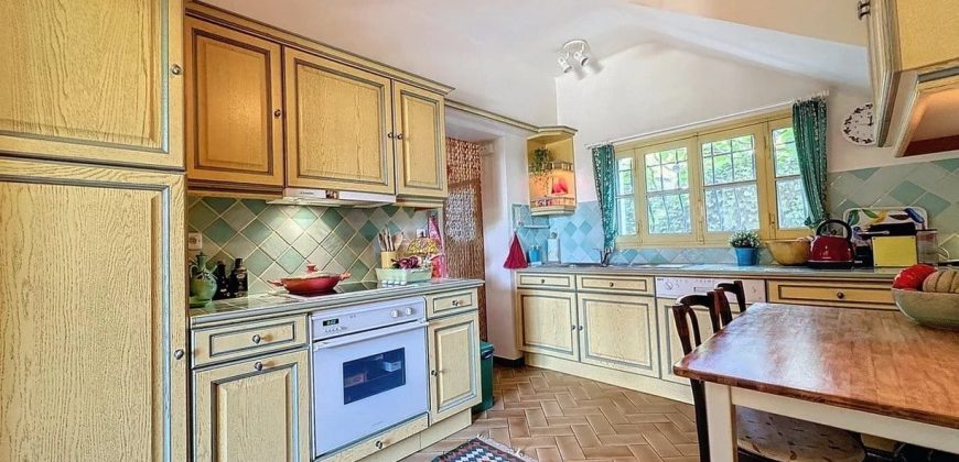 Villa Villecroze, proche village, plein sud, piscine, superbe terrain