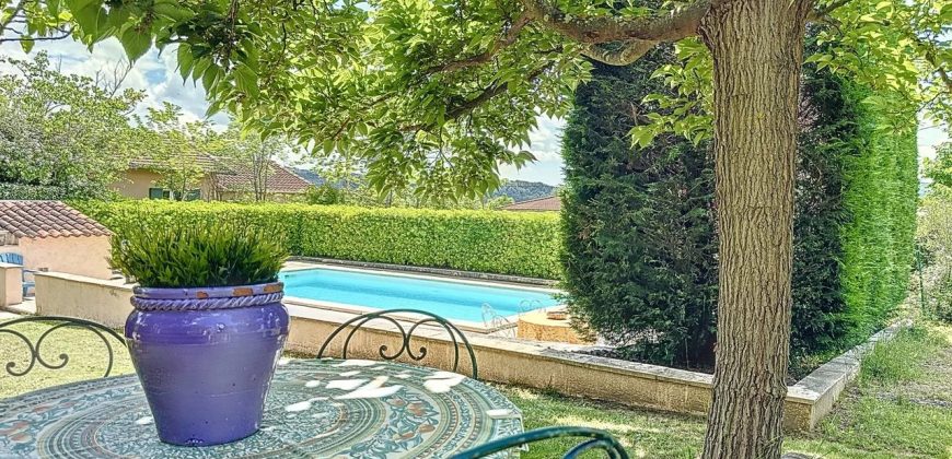 Villa Villecroze, proche village, plein sud, piscine, superbe terrain