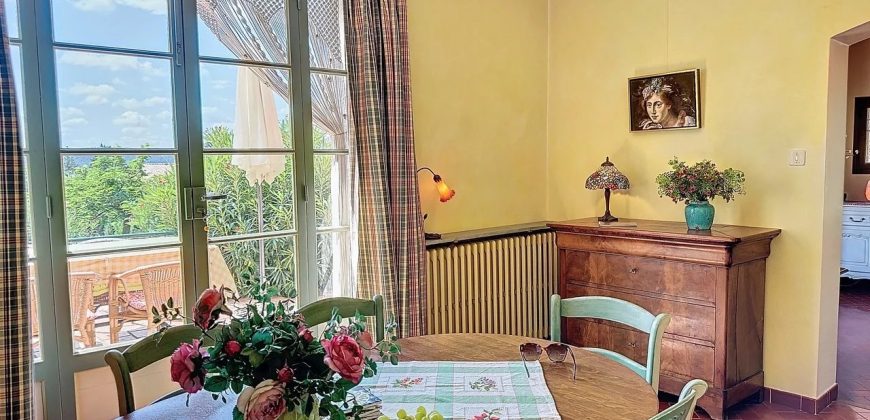 Villa Villecroze, proche village, plein sud, piscine, superbe terrain