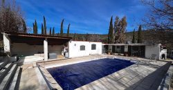 VILLECROZE – Superbe Bastide avec dépendance et piscine, terrain, bois et calme.