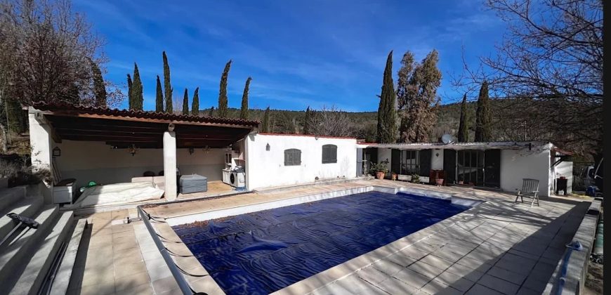 VILLECROZE – Superbe Bastide avec dépendance et piscine, terrain, bois et calme.