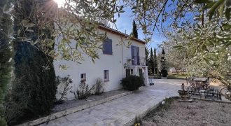 VILLECROZE – Superbe Bastide avec dépendance et piscine, terrain, bois et calme.