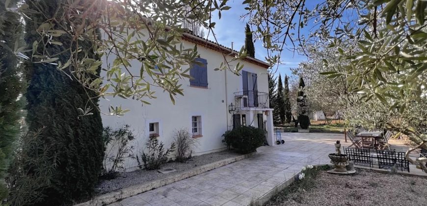 VILLECROZE – Superbe Bastide avec dépendance et piscine, terrain, bois et calme.
