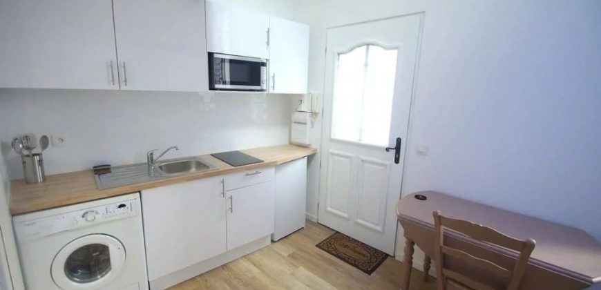 A louer Proche Port de Nice – Appartement 2 pièces Meublé en duplex dans maison de plein pieds donnant au calme sur cours intérieure
