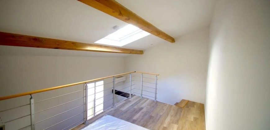 A louer Proche Port de Nice – Appartement 2 pièces Meublé en duplex dans maison de plein pieds donnant au calme sur cours intérieure
