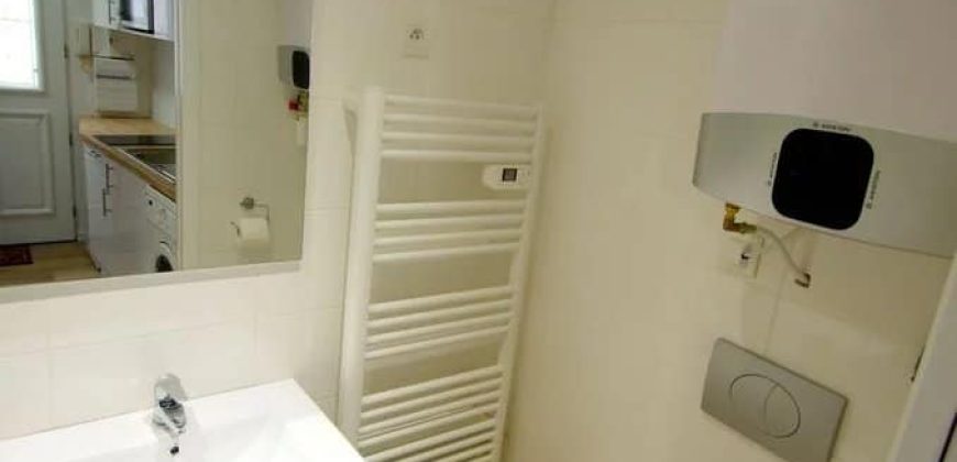 A louer Proche Port de Nice – Appartement 2 pièces Meublé en duplex dans maison de plein pieds donnant au calme sur cours intérieure