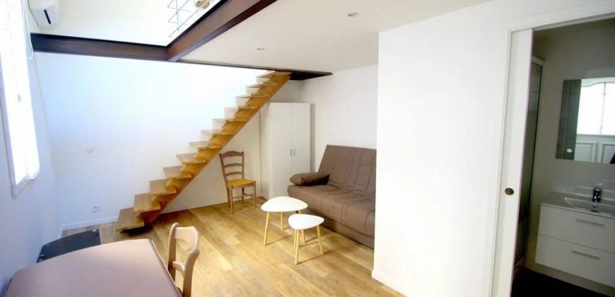A louer Proche Port de Nice – Appartement 2 pièces Meublé en duplex dans maison de plein pieds donnant au calme sur cours intérieure