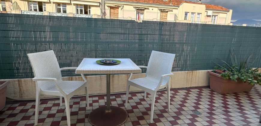 NICE Centre Gambetta / 3P avant dernier étage, terrasse, expo Ouest, poss garage