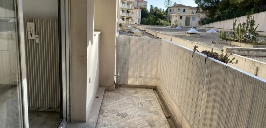Cannes, bas BD Carnot, au calme, Grand studio meublé 30m2 avec terrasse, Très bon état, cave, expo OUEST